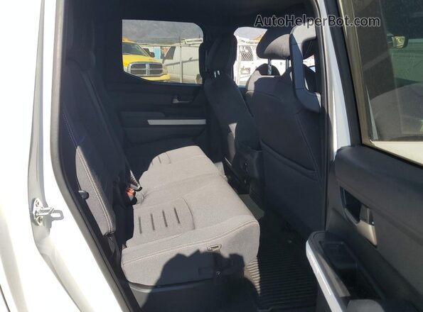3TYLE5JN5RT044399 2024 TOYOTA LE White Vista de los asientos traseros