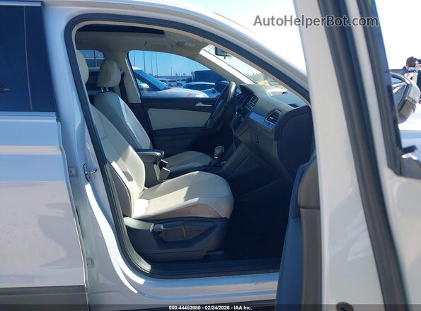 3VV3B7AX1KM055909 2019 VOLKSWAGEN TIGUAN Серый Вид салона спереди