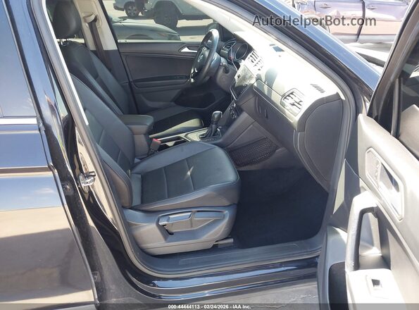 3VV3B7AX2LM061655 2020 VOLKSWAGEN TIGUAN Black Вид салону спереду