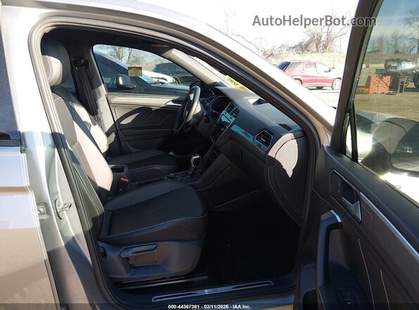 3VV8B7AX0NM169412 2022 VOLKSWAGEN TIGUAN Серебряный Вид салона спереди