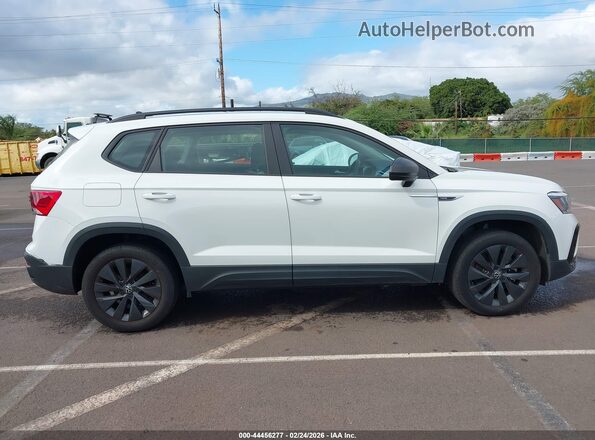 3VVCX7B21NM017928 2022 VOLKSWAGEN TAOS White Widok wnętrza z tyłu