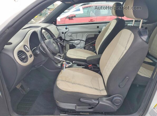 3VW5DAAT0JM504472 2018 VOLKSWAGEN BEETLE White Вид салону спереду