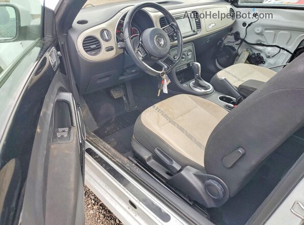 3VW5DAAT0JM504472 2018 VOLKSWAGEN BEETLE White Вид панелі приладів