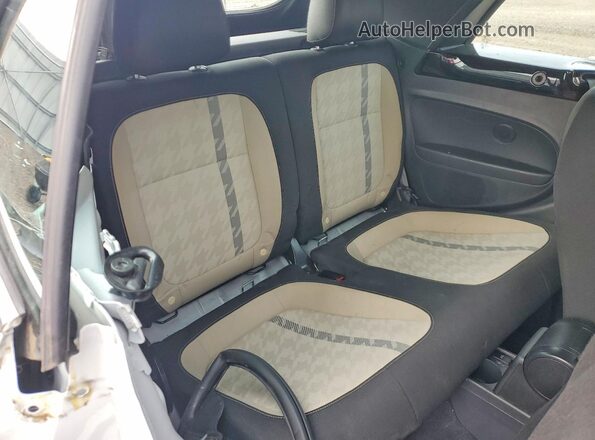 3VW5DAAT0JM504472 2018 VOLKSWAGEN BEETLE White Вид задніх сидінь