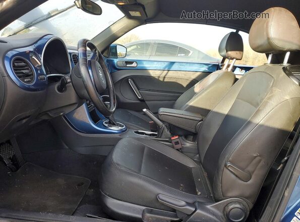 3VW5DAAT7JM515274 2018 VOLKSWAGEN BEETLE Синий Вид салона спереди