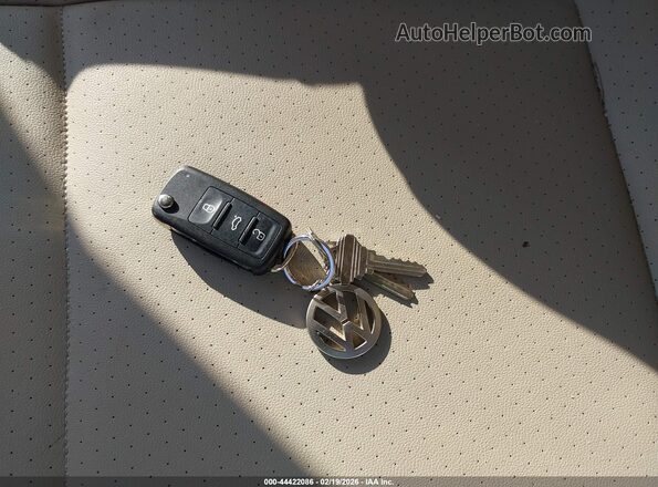 3VWJD7AT3KM712784 2019 VOLKSWAGEN BEETLE Beige 