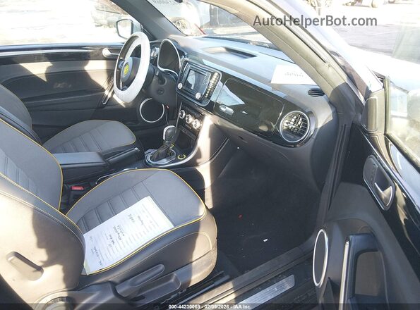 3VWSD7AT0JM711577 2018 VOLKSWAGEN BEETLE Black Front interior view