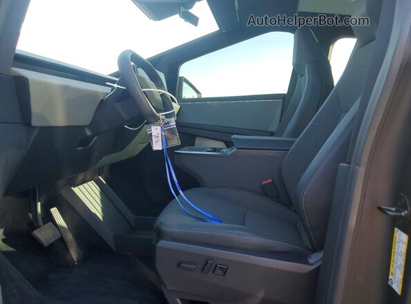7G2CEGEC3SA076420 2025 TESLA CYBERTRUCK Silver Առջևի վահանակի տեսք