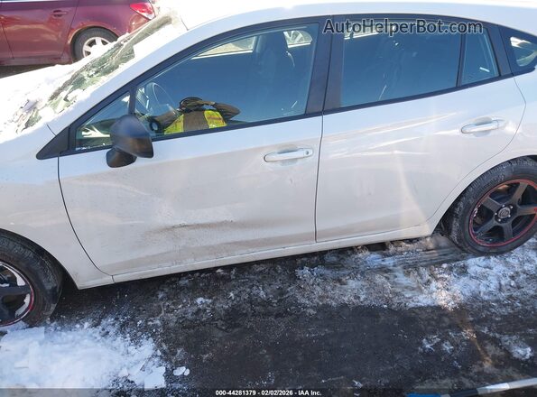 4S3GTAB60N3702211 2022 SUBARU IMPREZA White Vista interior trasera