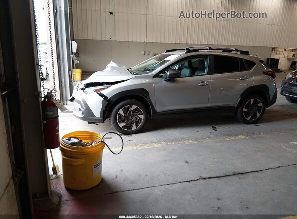 4S4GUHM68S3777703 2025 SUBARU CROSSTREK Silver Vista tres cuartos delantera izquierda
