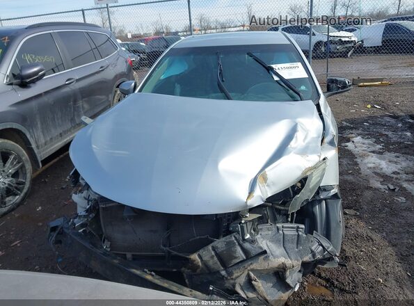 4T1BF1FK0HU300384 2017 TOYOTA CAMRY Silver Widok wnętrza z tyłu