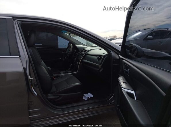4T1BF1FK4HU737059 2017 TOYOTA CAMRY Серый Вид салона спереди