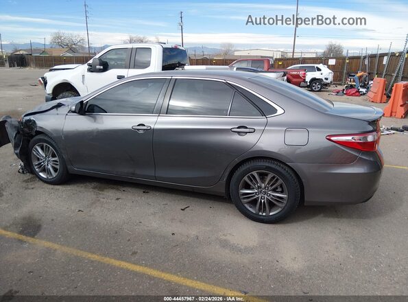 4T1BF1FK4HU737059 2017 TOYOTA CAMRY Серый Вид задней части салона