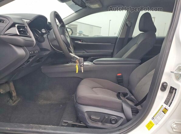 4T1C11AK3PU144107 2023 TOYOTA LE White წინა სალონის ხედი