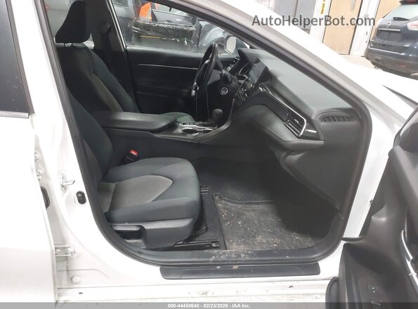 4T1C11BKXPU103990 2023 TOYOTA LE White Widok wnętrza z przodu