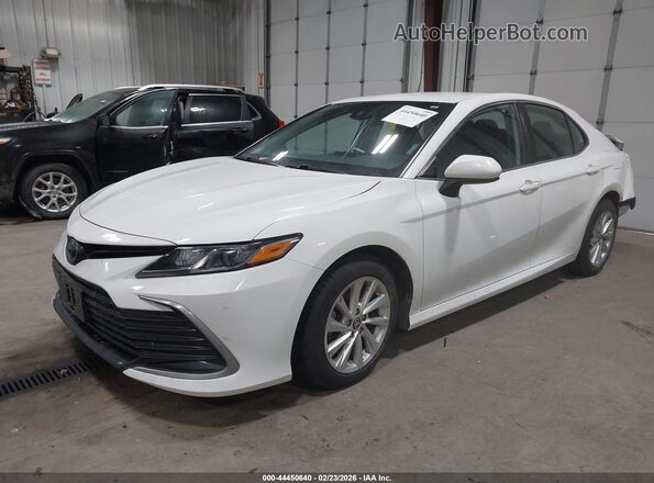 4T1C11BKXPU103990 2023 TOYOTA LE White Przód lewy