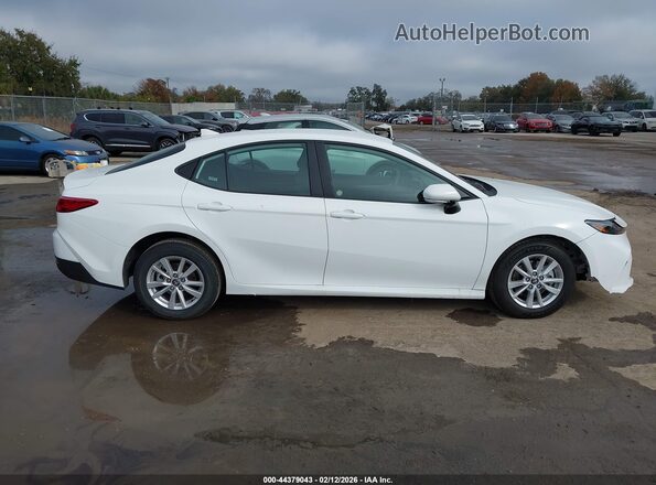 4T1DAACK2TU229838 2026 TOYOTA LE White Vista interior trasera