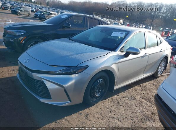 4T1DAACK8SU625089 2025 TOYOTA LE Silver წინა მარცხენა ხედი სამი მეოთხედიდან