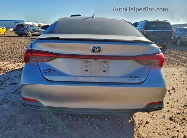 4T1EA1ABXMU003409 2021 TOYOTA AVALON Silver Widok z tyłu