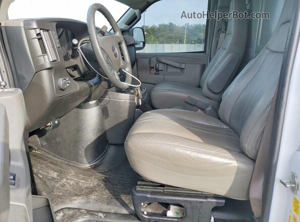 1GTW7AFP4P1111896 2023 GMC SAVANA White Vista del salpicadero