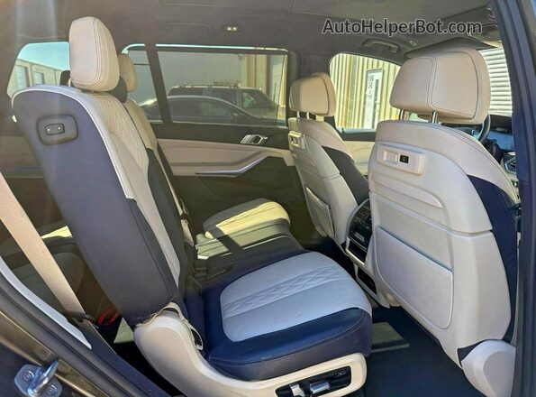 5UXCW2C07N9M52922 2022 BMW X7 Gray Front interior view
