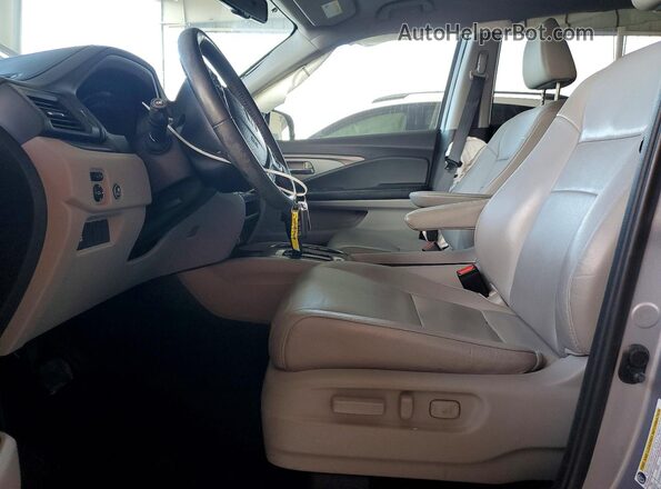 5FNYF5H52JB009655 2018 HONDA PILOT Silver Front interior view