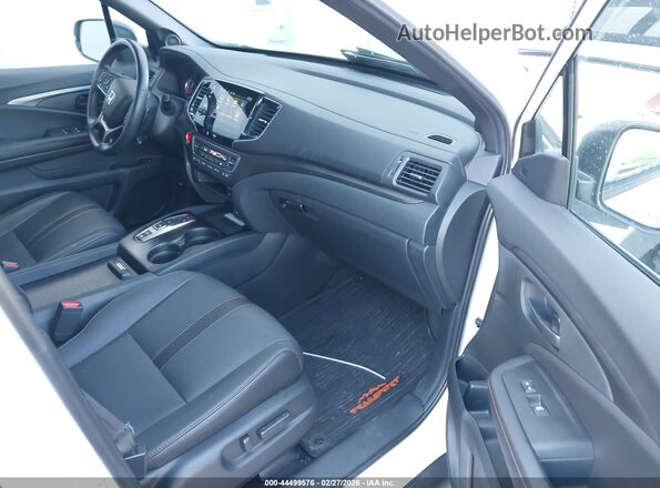 5FNYF6H88NB082602 2022 HONDA PILOT White Front interior view
