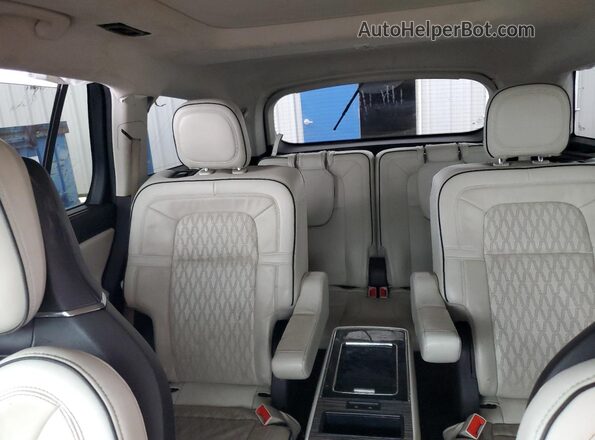 5LM5J9XC0LGL02013 2020 LINCOLN AVIATOR White Rear seats view