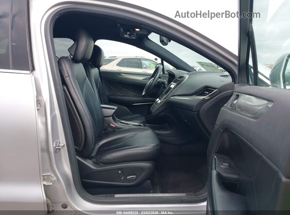 5LMCJ1C92HUL09637 2017 LINCOLN MKC Silver Front interior view