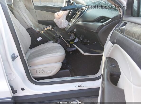 5LMCJ3C96KUL07828 2019 LINCOLN MKC White Front interior view
