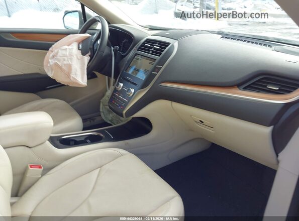 5LMCJ3D9XGUJ05421 2016 LINCOLN MKC Коричневый Вид салона спереди