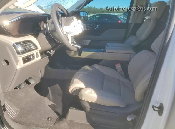 5LMJJ2LG1PEL10699 2023 LINCOLN NAVIGATOR White Vista interior delantera