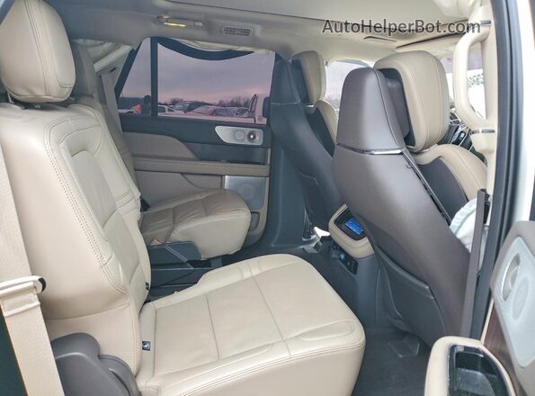 5LMJJ2LG4REL17780 2024 LINCOLN NAVIGATOR White Vista interior trasera