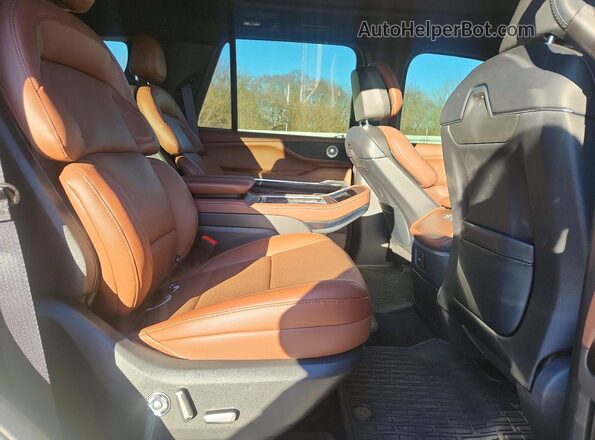 5LMJJ2LG5SEL08611 2025 LINCOLN NAVIGATOR White Вид задньої частини салону