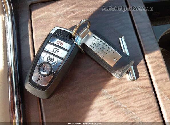 5LMJJ2LT6NEL05024 2022 LINCOLN NAVIGATOR Белый Вид панели приборов