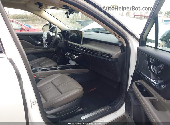 5LMTJ5DZ9RUL08752 2024 LINCOLN CORSAIR White Widok wnętrza z przodu