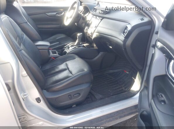 5N1AT2MV2LC727085 2020 NISSAN ROGUE Серебряный Вид салона спереди