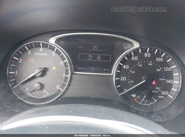 5N1DR2MN5JC617494 2018 NISSAN PATHFINDER Burgundy Vista de los asientos traseros