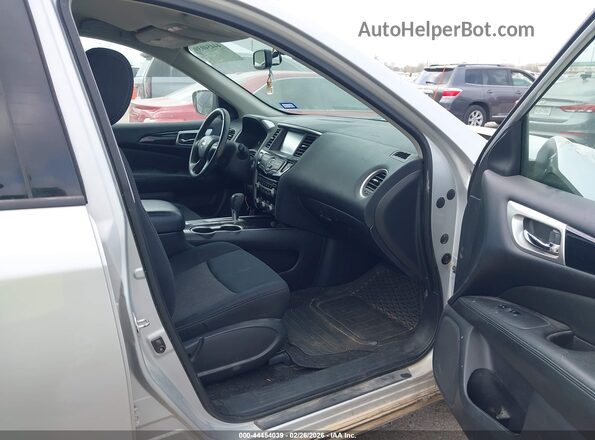 5N1DR2MN6JC629072 2018 NISSAN PATHFINDER Silver Front interior view