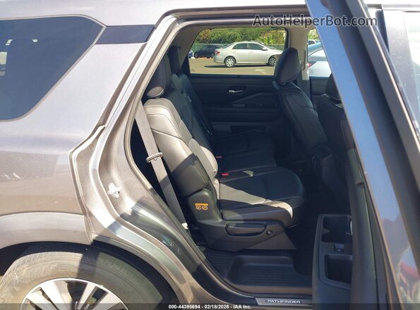 5N1DR3CA3PC200582 2023 NISSAN PATHFINDER Gray Widok naklejki z numerem VIN