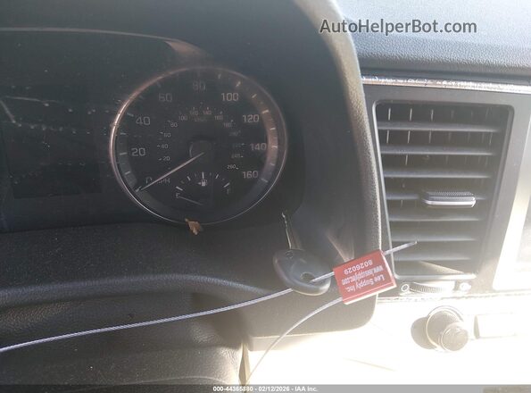5NPD84LF8HH003664 2017 HYUNDAI ELANTRA Red Вид панелі приладів