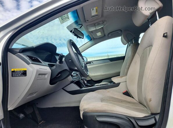 5NPE24AF2GH328561 2016 HYUNDAI SONATA Silver Вид салону спереду