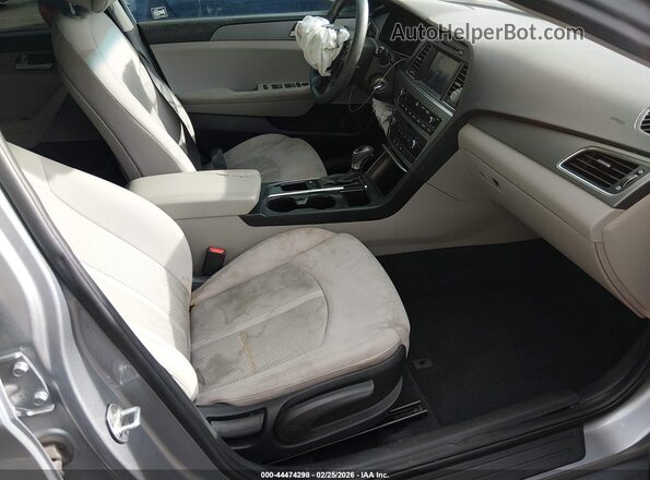 5NPE24AF3HH572737 2017 HYUNDAI SONATA Silver წინა სალონის ხედი