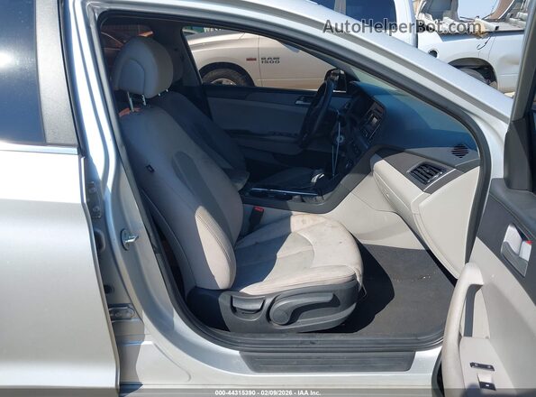 5NPE24AF5HH516508 2017 HYUNDAI SONATA Silver Вид салону спереду