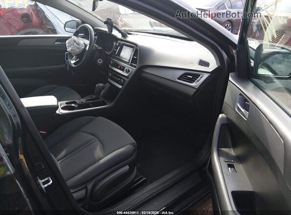 5NPE24AF8JH592309 2018 HYUNDAI SONATA Черный Вид салона спереди