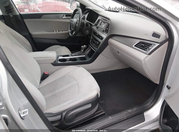 5NPE24AFXHH489158 2017 HYUNDAI SONATA Silver წინა სალონის ხედი