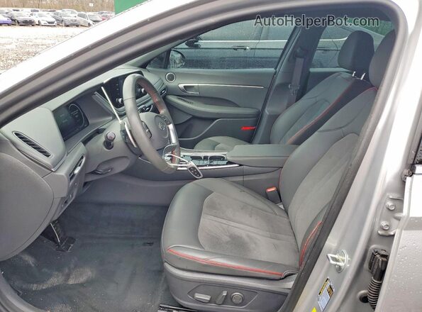 5NPEJ4J28MH086323 2021 HYUNDAI SONATA Silver Front interior view