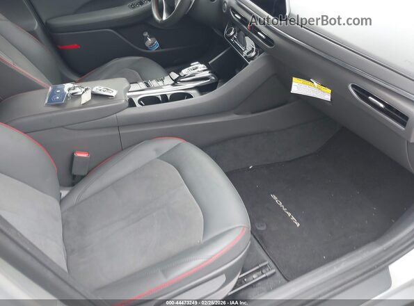 5NPEJ4J2XMH098294 2021 HYUNDAI SONATA Silver Front interior view