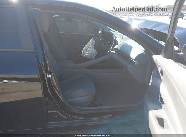 5NPLM4AG4NH059633 2022 HYUNDAI ELANTRA Black Вид салону спереду