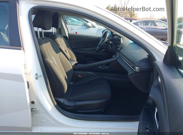 5NPLS4AG7NH062211 2022 HYUNDAI ELANTRA White Widok wnętrza z przodu